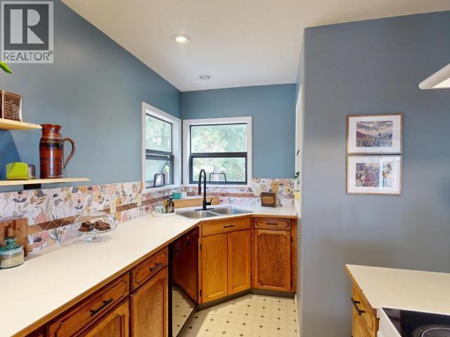 4739 Harvie Ave, Powell River, BC - Indoor Photo Showing Kitchen With Double Sink