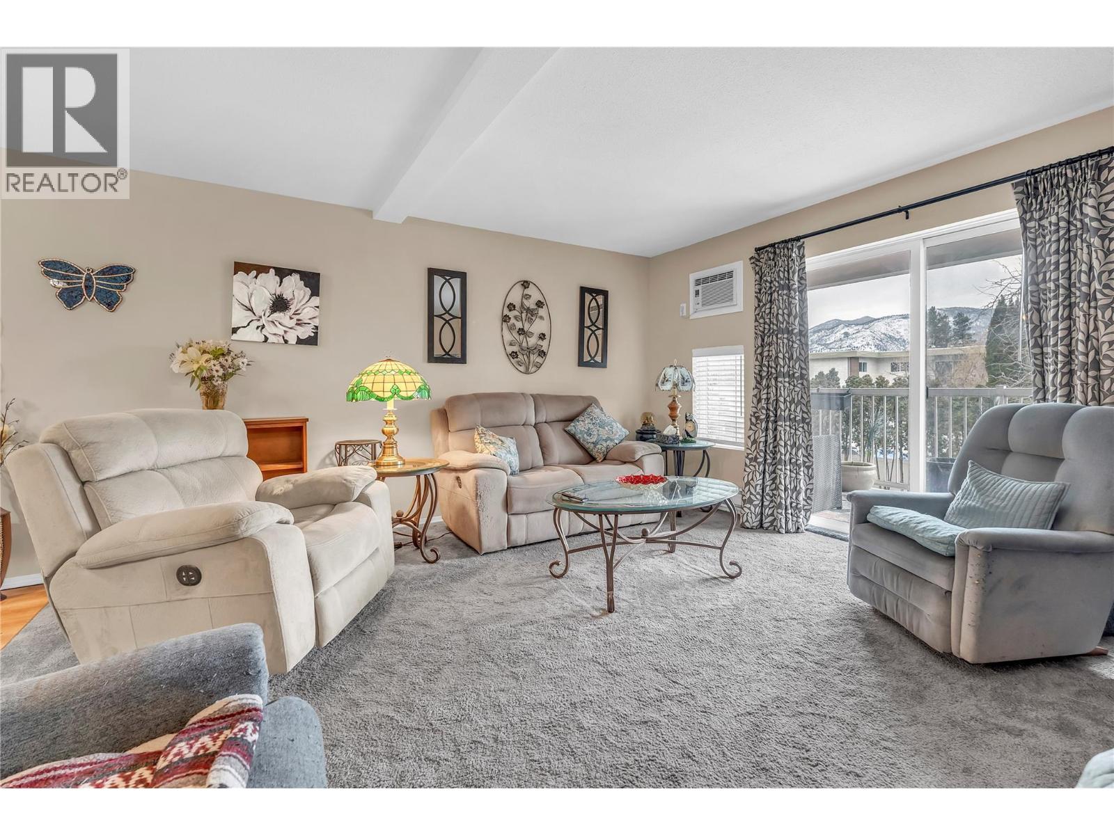 202 Edmonton Avenue Unit# 103, Penticton, BC - Indoor Photo Showing Living Room