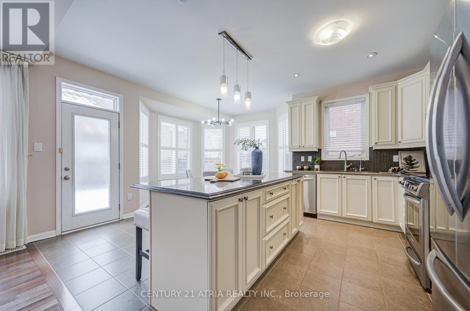 56 Kelly Crescent, Markham, ON - Indoor Photo Showing Kitchen With Upgraded Kitchen