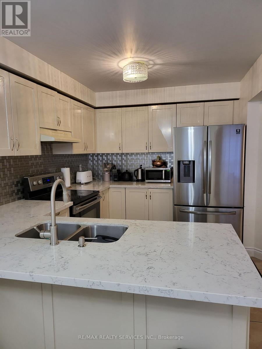 19 Albery Road, Brampton, ON - Indoor Photo Showing Kitchen With Double Sink With Upgraded Kitchen