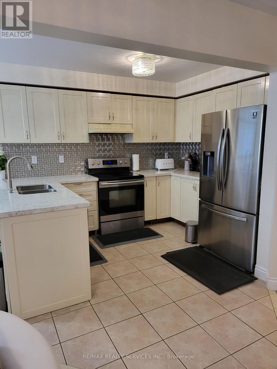 19 Albery Road, Brampton, ON - Indoor Photo Showing Kitchen With Double Sink