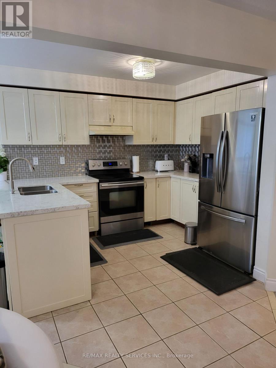 19 Albery Road, Brampton, ON - Indoor Photo Showing Kitchen