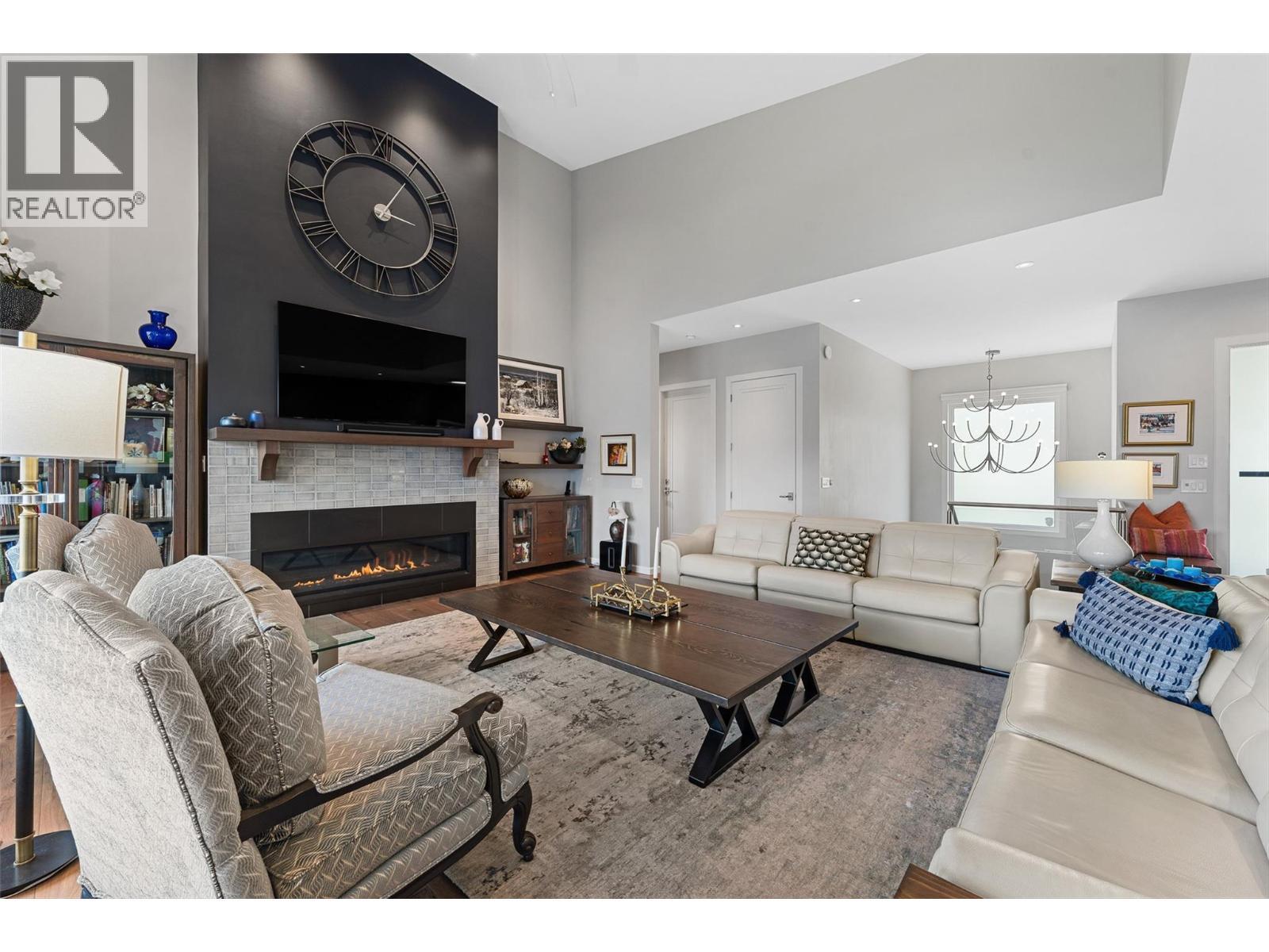 604 Clifton Road N, Kelowna, BC - Indoor Photo Showing Living Room With Fireplace