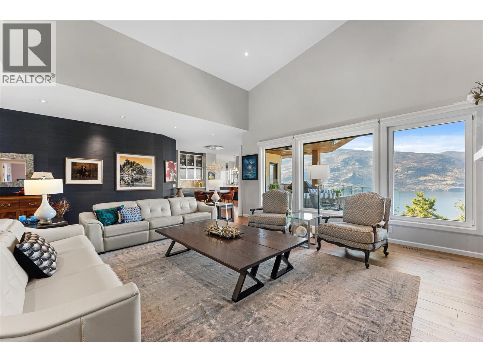 604 Clifton Road N, Kelowna, BC - Indoor Photo Showing Living Room