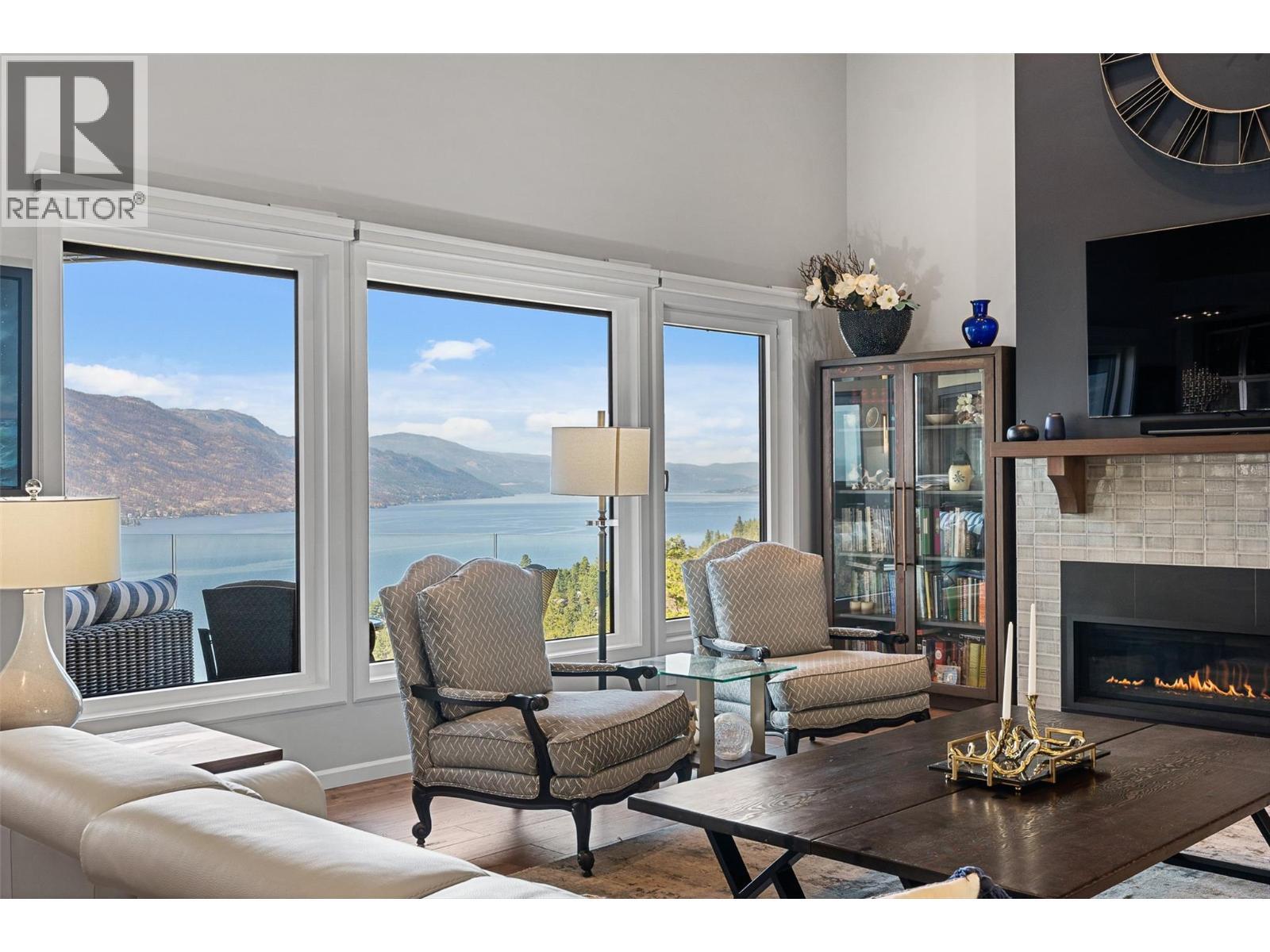 604 Clifton Road N, Kelowna, BC - Indoor Photo Showing Living Room With Fireplace