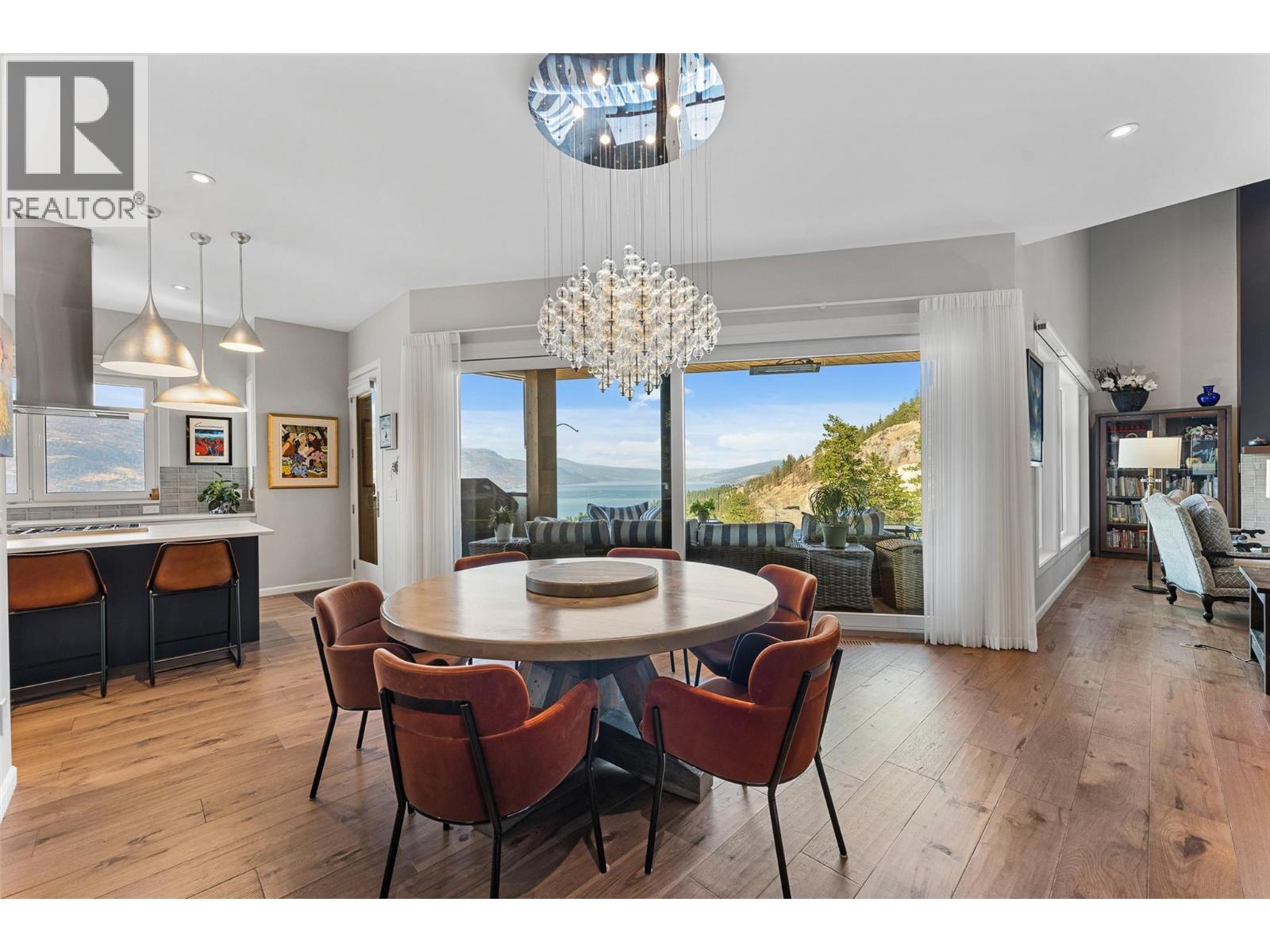 604 Clifton Road N, Kelowna, BC - Indoor Photo Showing Dining Room