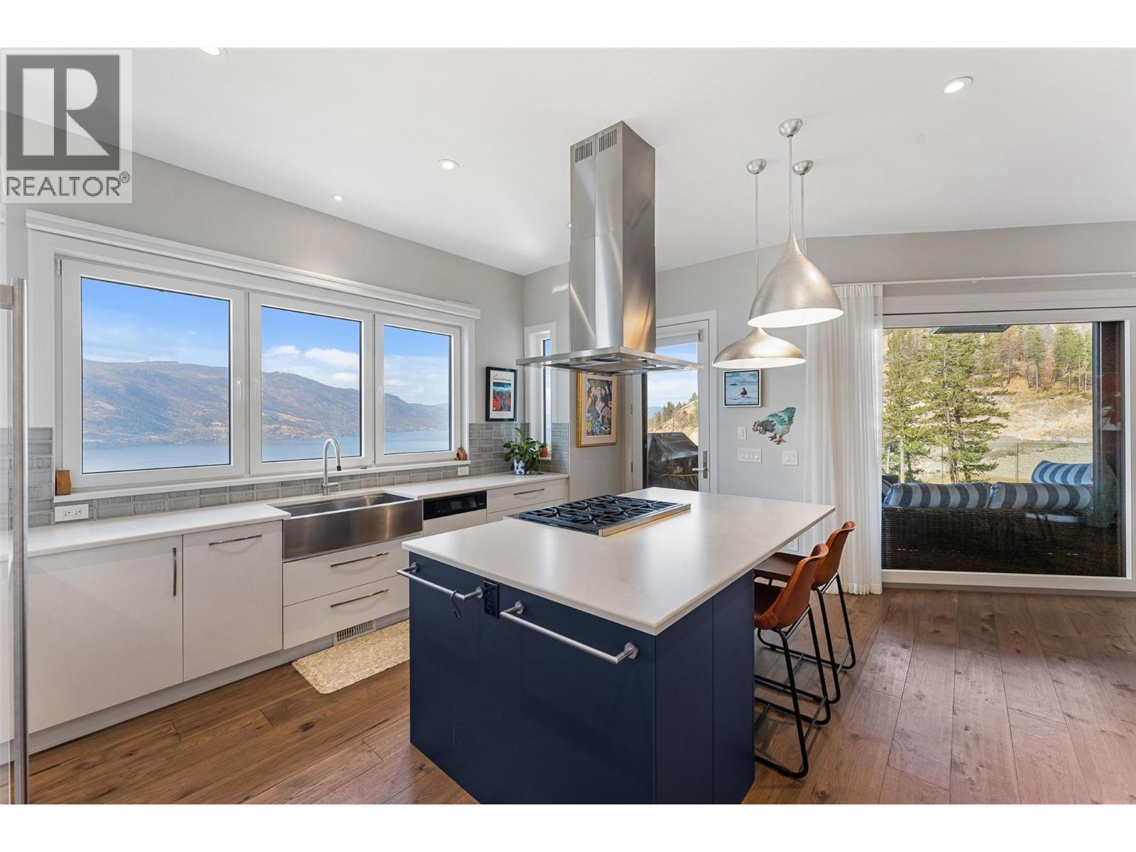 604 Clifton Road N, Kelowna, BC - Indoor Photo Showing Kitchen With Double Sink