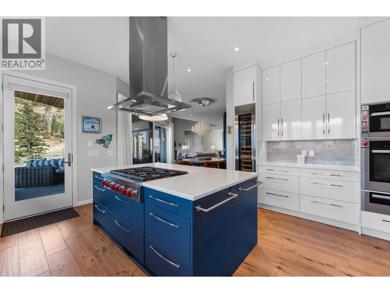 604 Clifton Road N, Kelowna, BC - Indoor Photo Showing Kitchen With Upgraded Kitchen