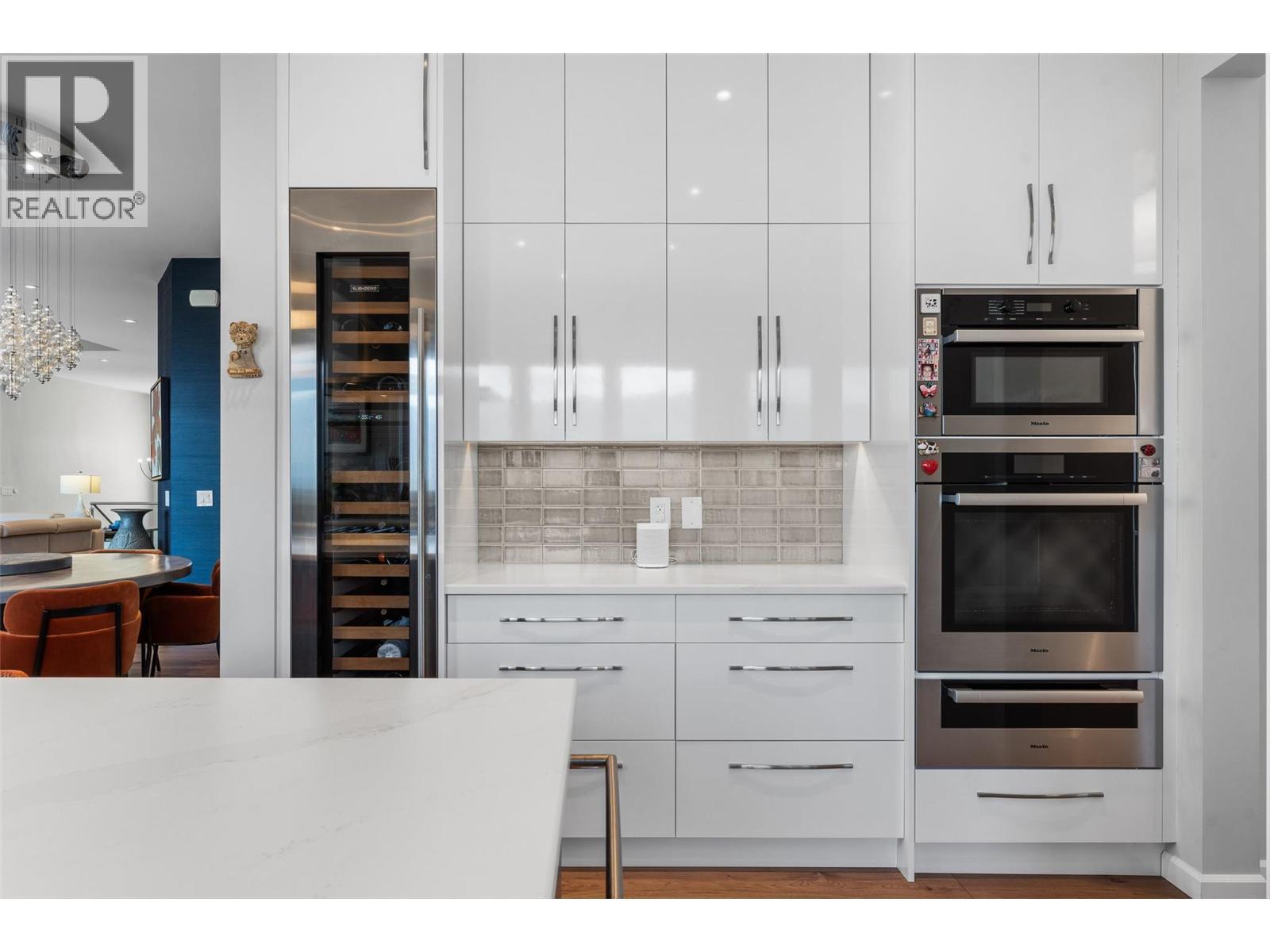 604 Clifton Road N, Kelowna, BC - Indoor Photo Showing Kitchen With Upgraded Kitchen