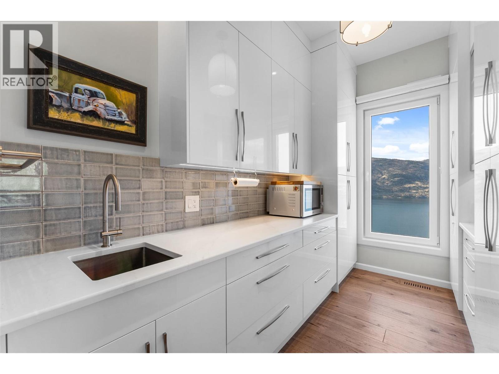 604 Clifton Road N, Kelowna, BC - Indoor Photo Showing Kitchen With Upgraded Kitchen