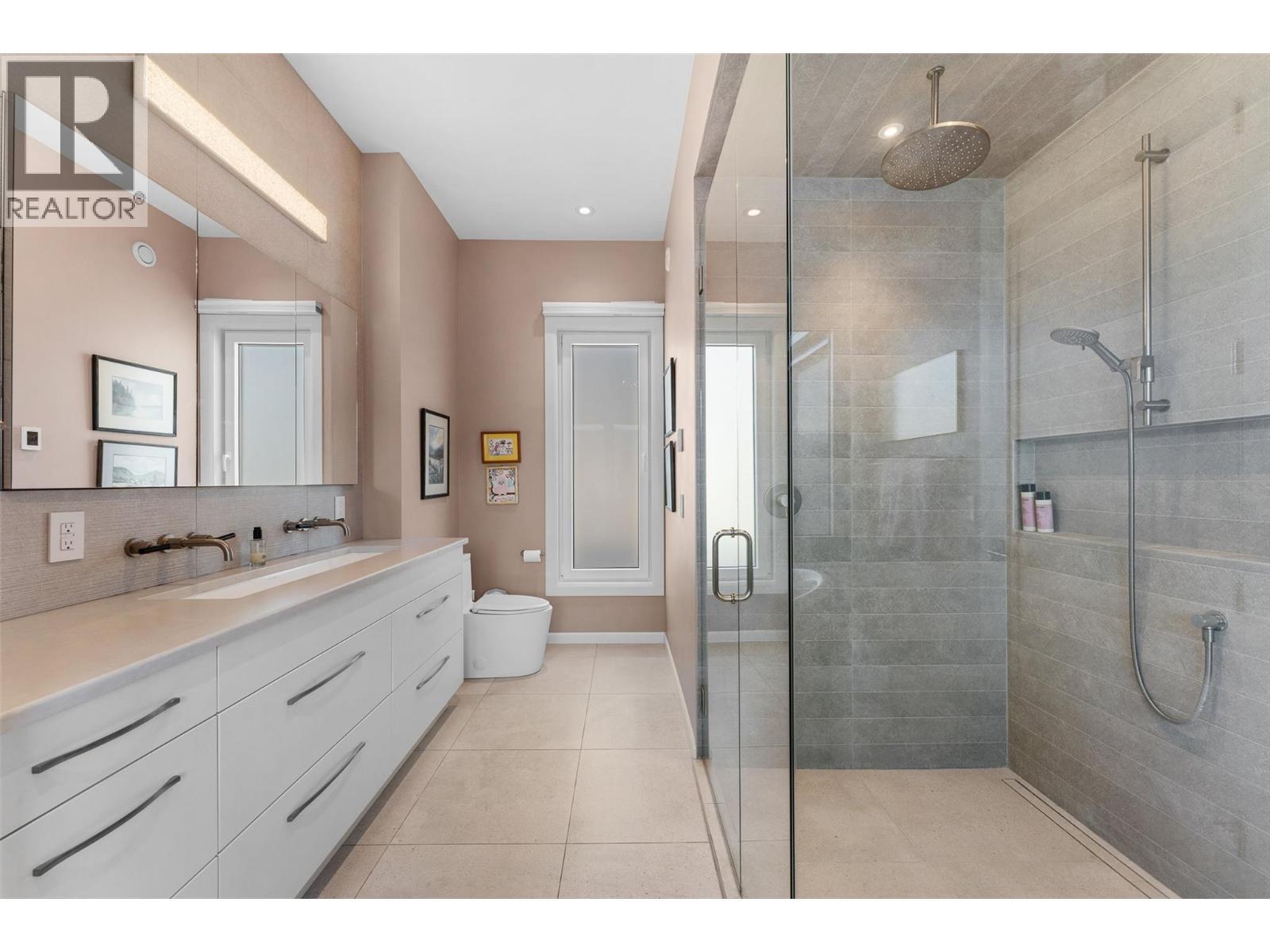 604 Clifton Road N, Kelowna, BC - Indoor Photo Showing Bathroom