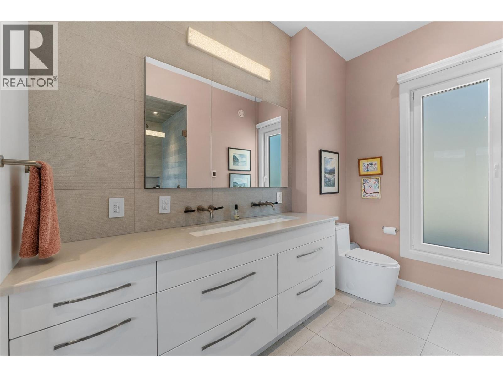 604 Clifton Road N, Kelowna, BC - Indoor Photo Showing Bathroom