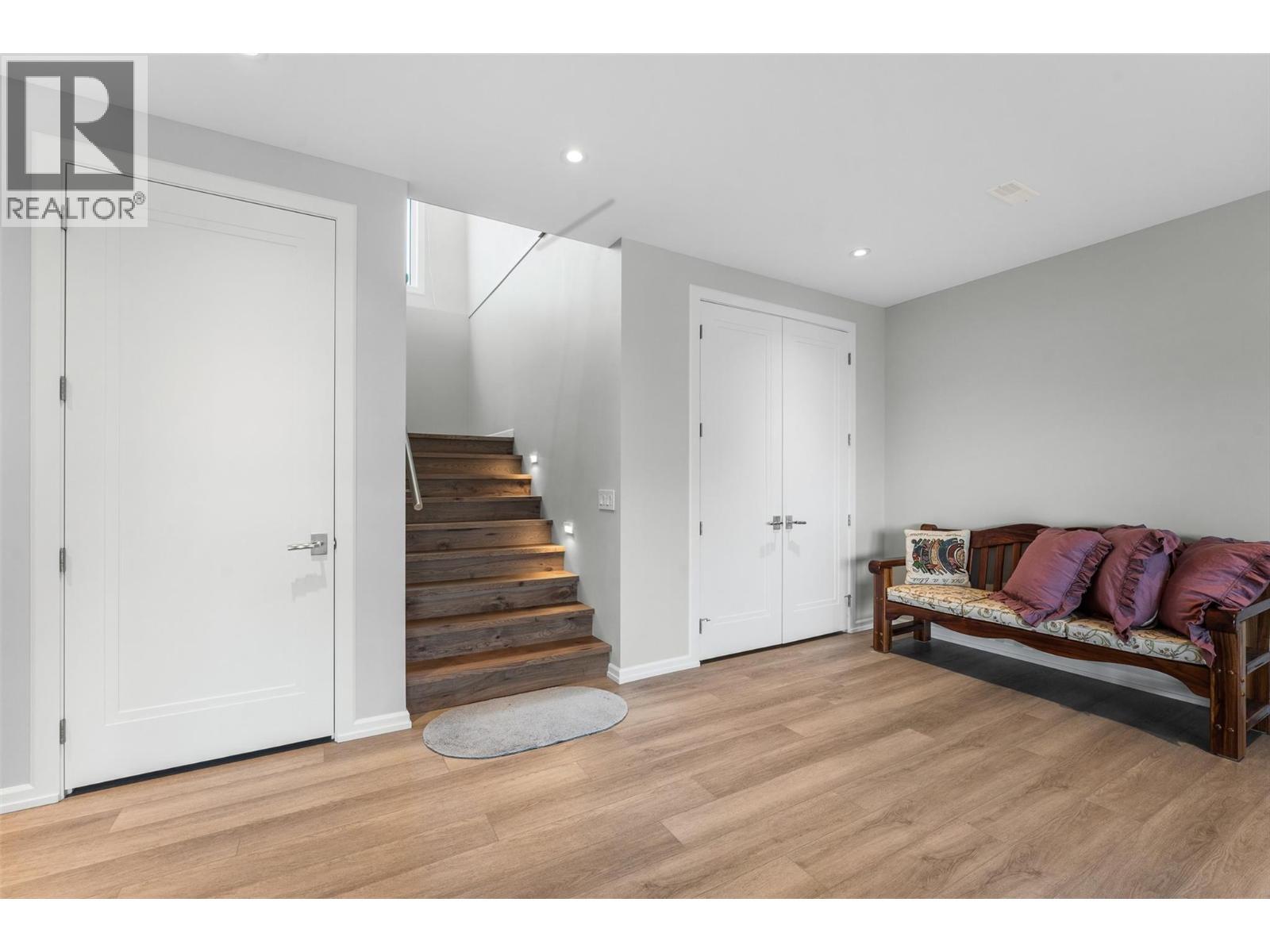 604 Clifton Road N, Kelowna, BC - Indoor