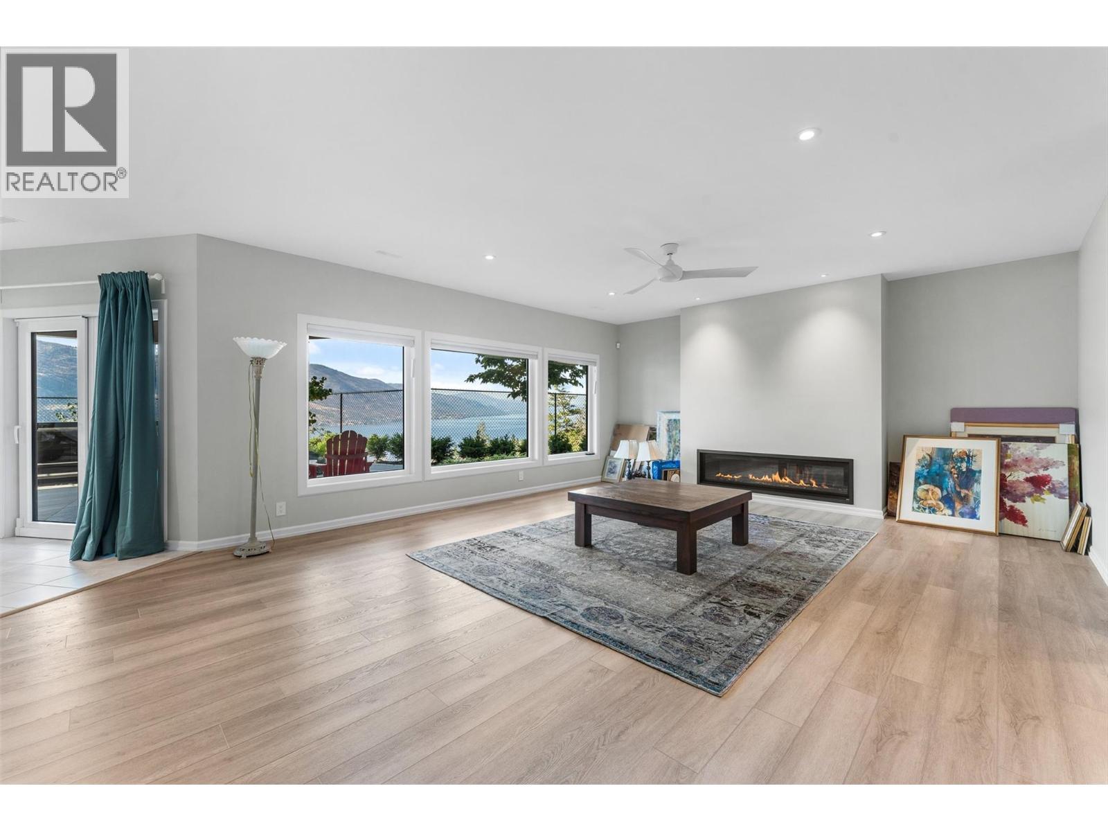604 Clifton Road N, Kelowna, BC - Indoor Photo Showing Living Room With Fireplace