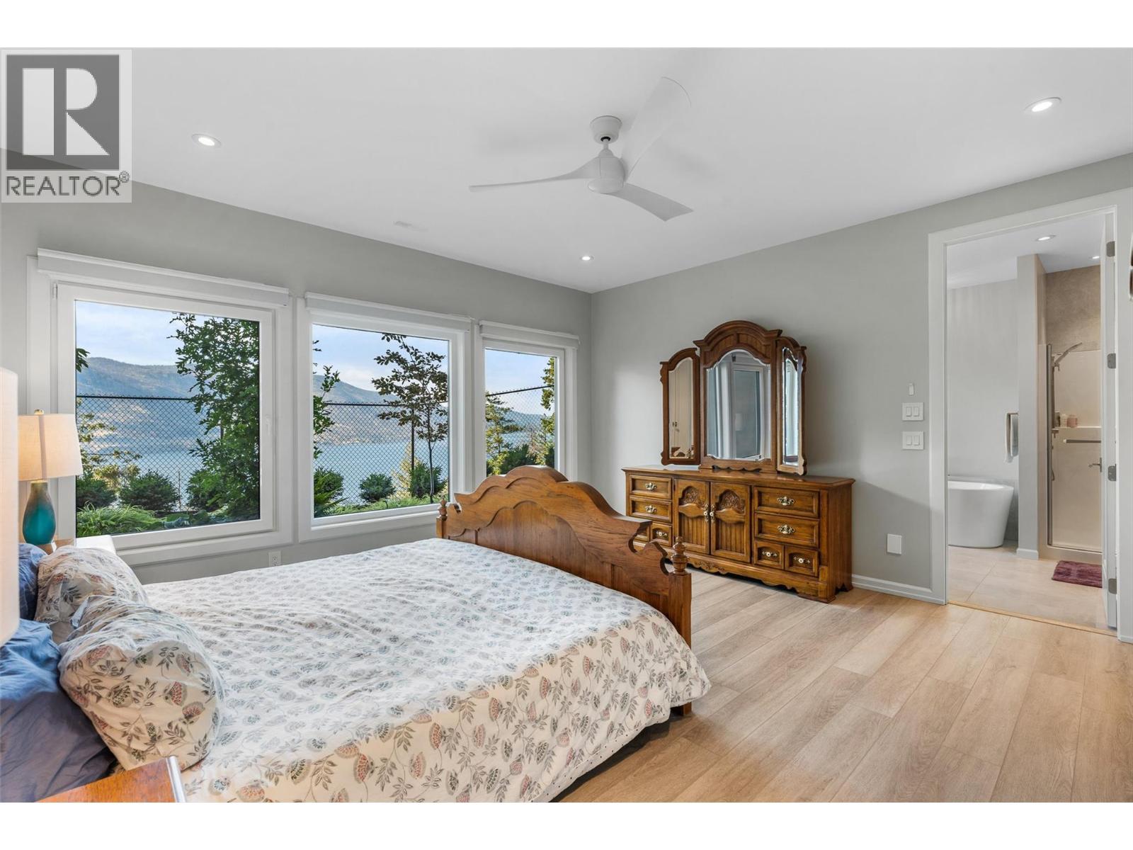604 Clifton Road N, Kelowna, BC - Indoor Photo Showing Bedroom