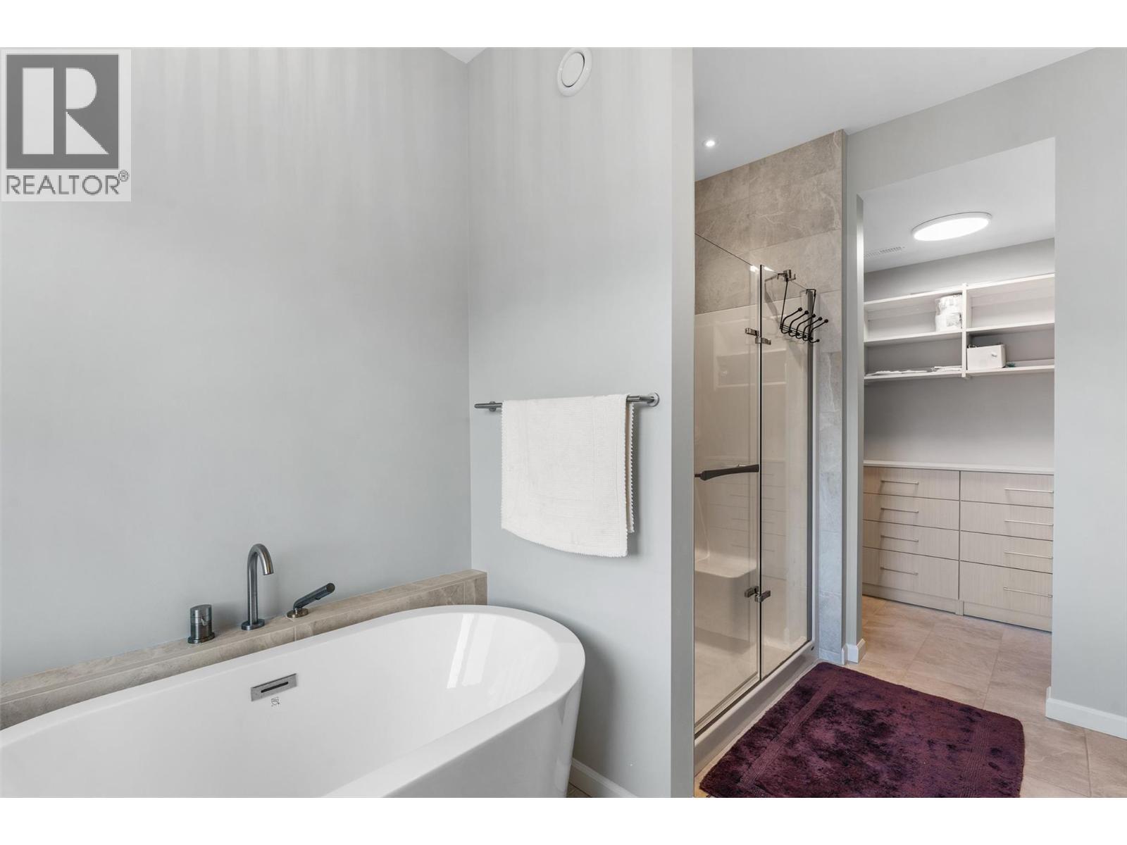 604 Clifton Road N, Kelowna, BC - Indoor Photo Showing Bathroom