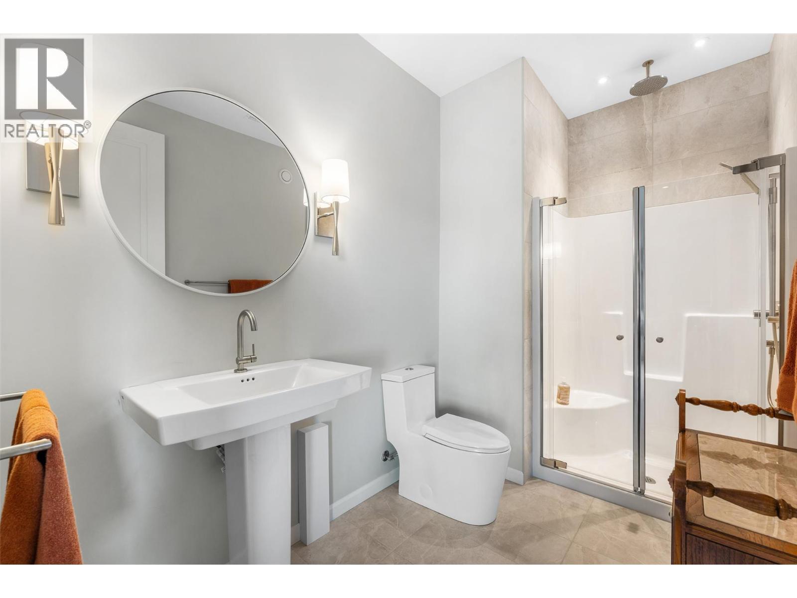 604 Clifton Road N, Kelowna, BC - Indoor Photo Showing Bathroom
