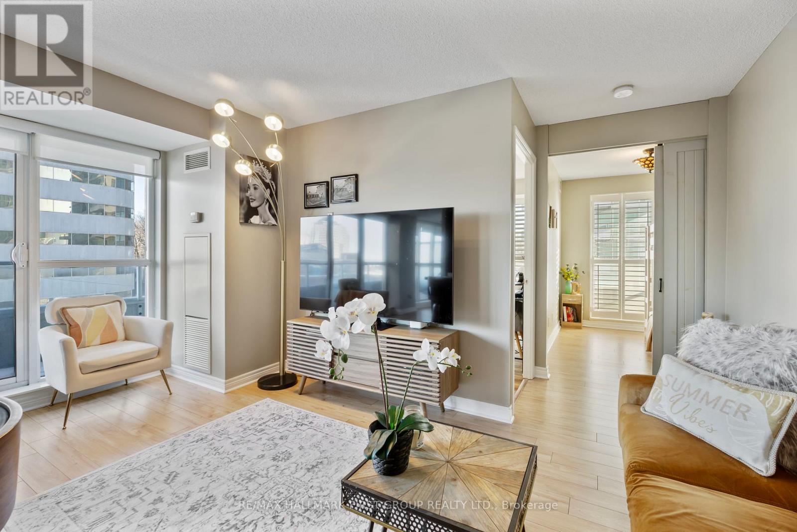 405 - 70 Town Centre Court, Toronto, ON - Indoor Photo Showing Living Room