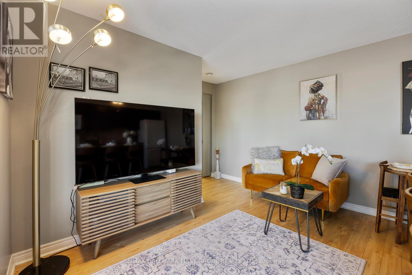 405 - 70 Town Centre Court, Toronto, ON - Indoor Photo Showing Living Room