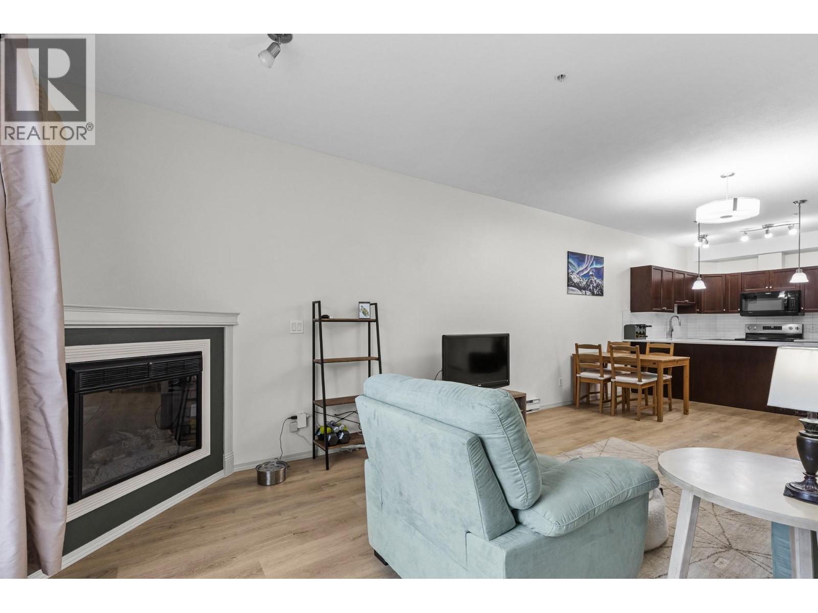 250 Hollywood Road S Unit# 119, Kelowna, BC - Indoor Photo Showing Living Room With Fireplace