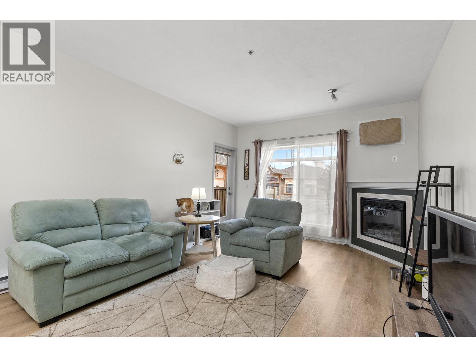 250 Hollywood Road S Unit# 119, Kelowna, BC - Indoor Photo Showing Living Room With Fireplace