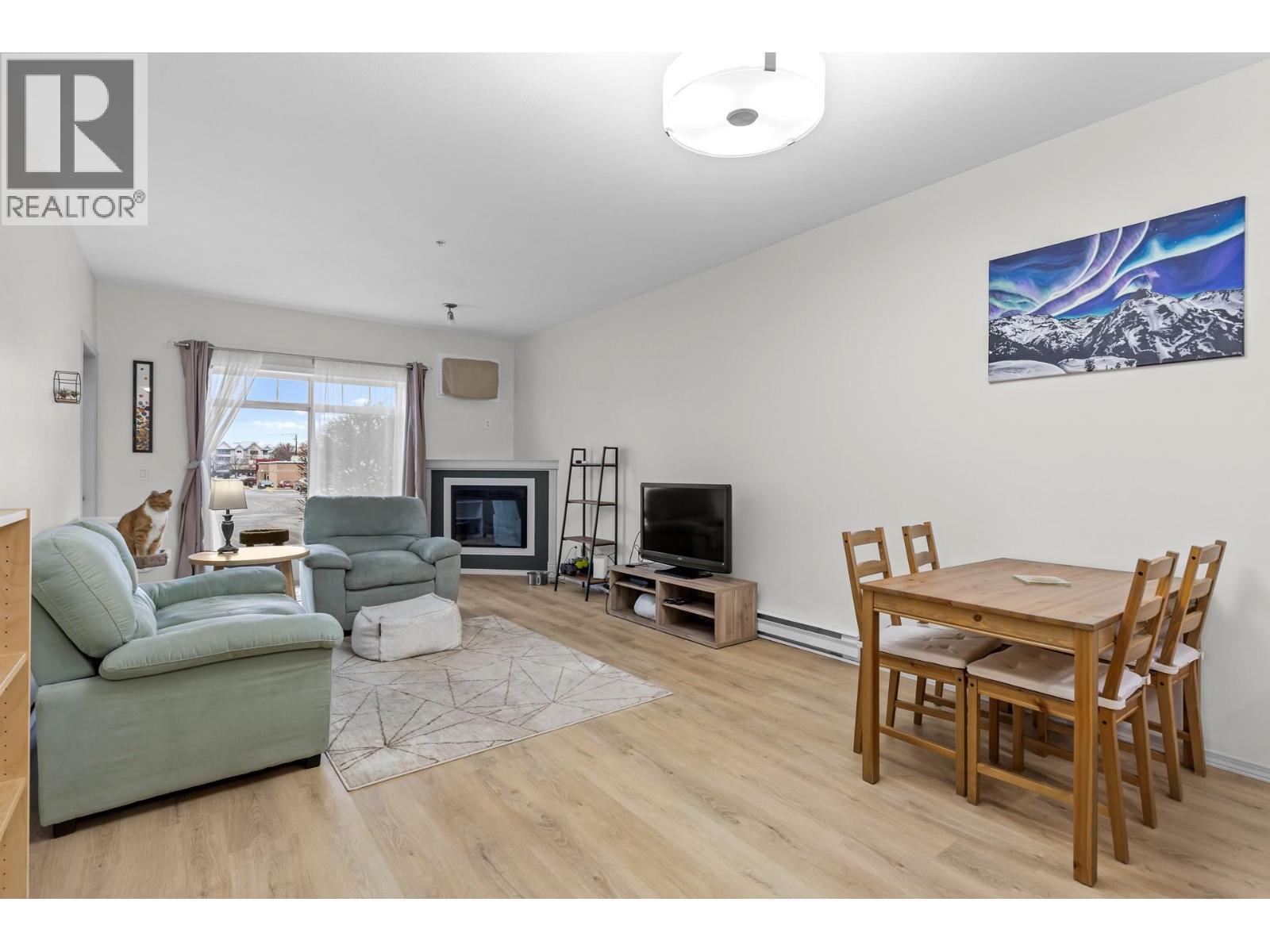 250 Hollywood Road S Unit# 119, Kelowna, BC - Indoor Photo Showing Living Room With Fireplace