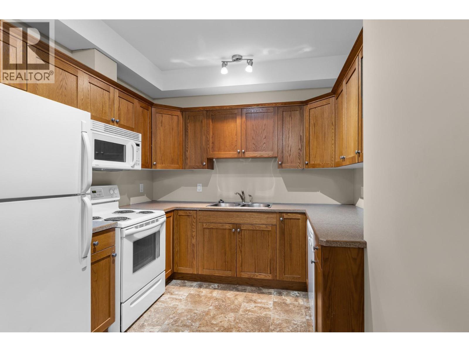 250 Hollywood Road S Unit# 119, Kelowna, BC - Indoor Photo Showing Kitchen With Double Sink