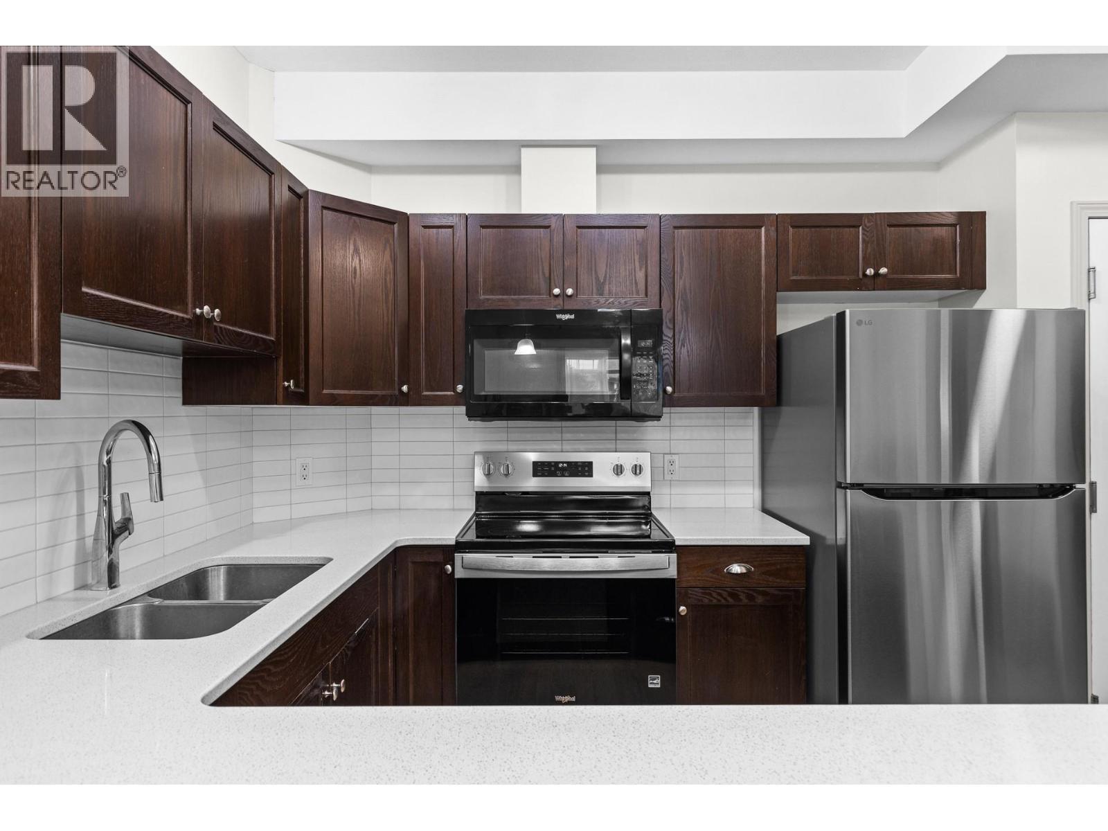 250 Hollywood Road S Unit# 119, Kelowna, BC - Indoor Photo Showing Kitchen With Double Sink With Upgraded Kitchen