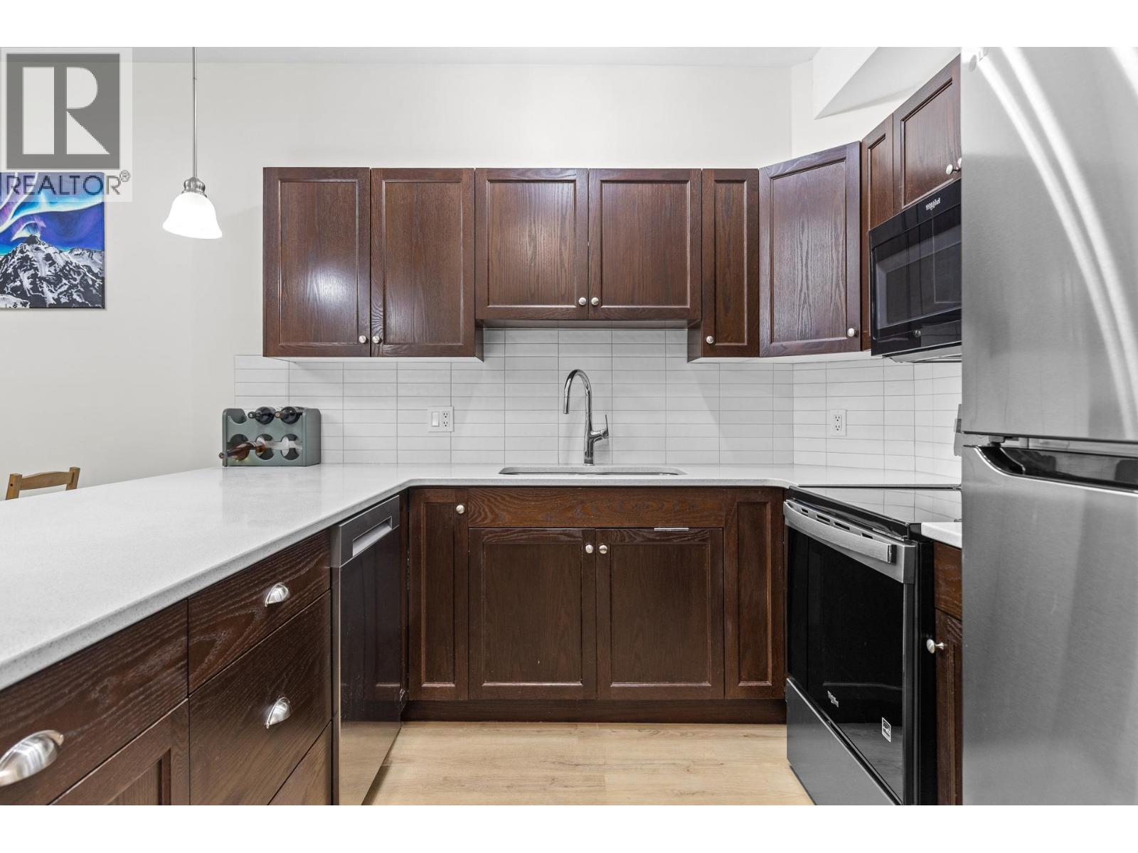 250 Hollywood Road S Unit# 119, Kelowna, BC - Indoor Photo Showing Kitchen With Upgraded Kitchen