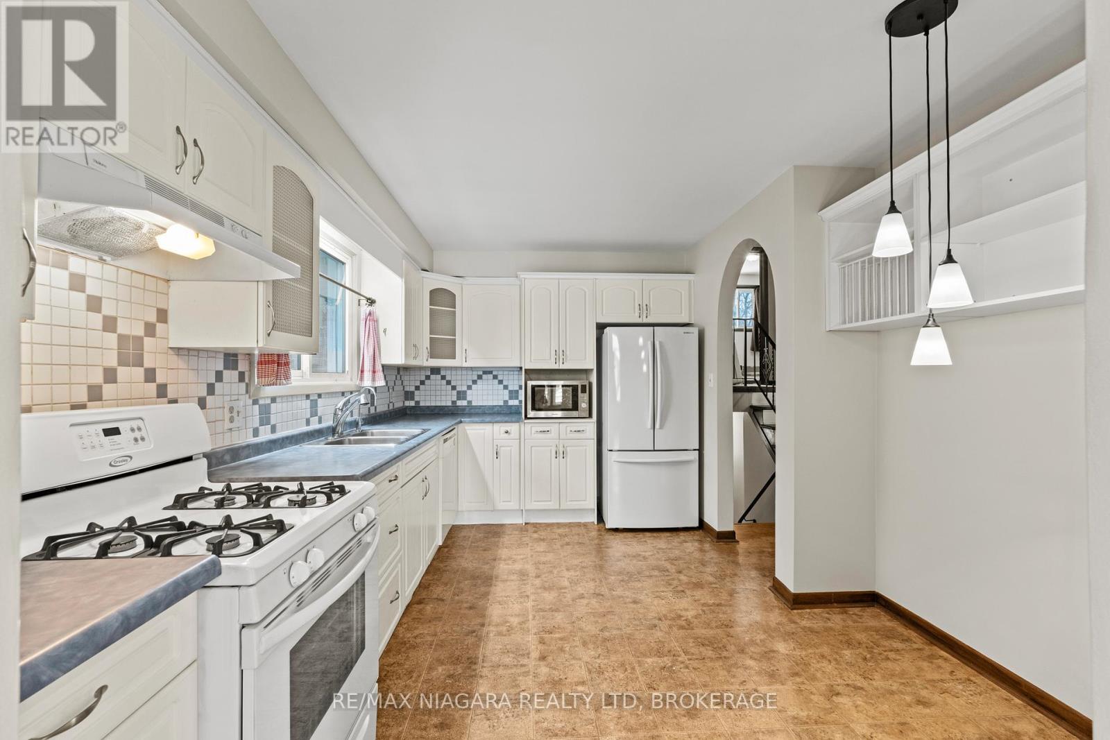 12 Hampton Court, Welland (Prince Charles), ON - Indoor Photo Showing Kitchen