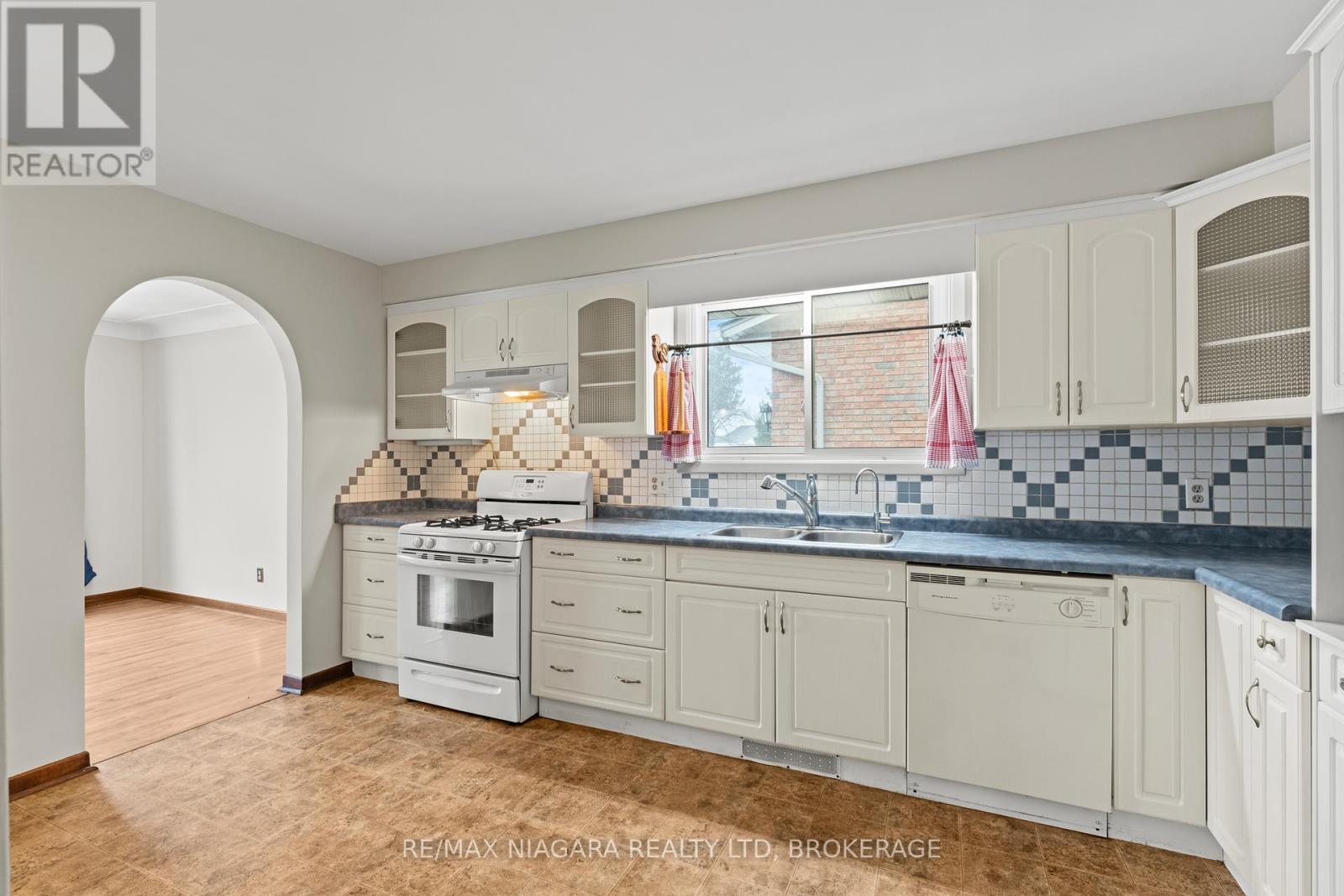 12 Hampton Court, Welland (Prince Charles), ON - Indoor Photo Showing Kitchen With Double Sink
