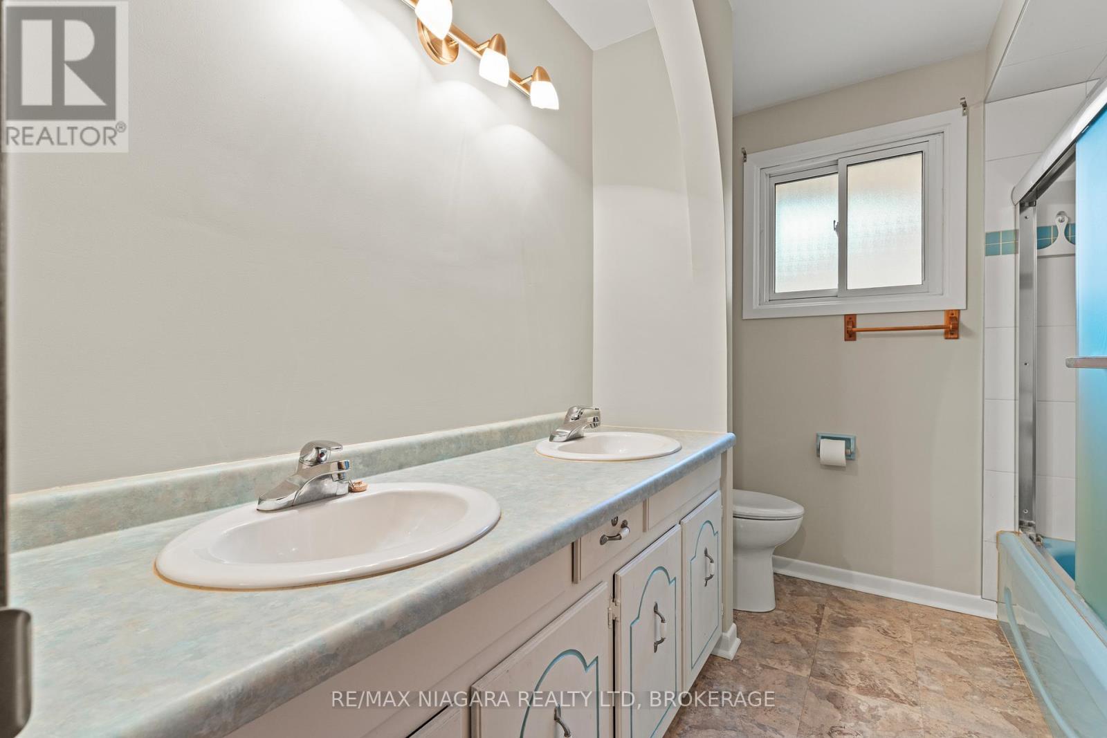 12 Hampton Court, Welland (Prince Charles), ON - Indoor Photo Showing Bathroom