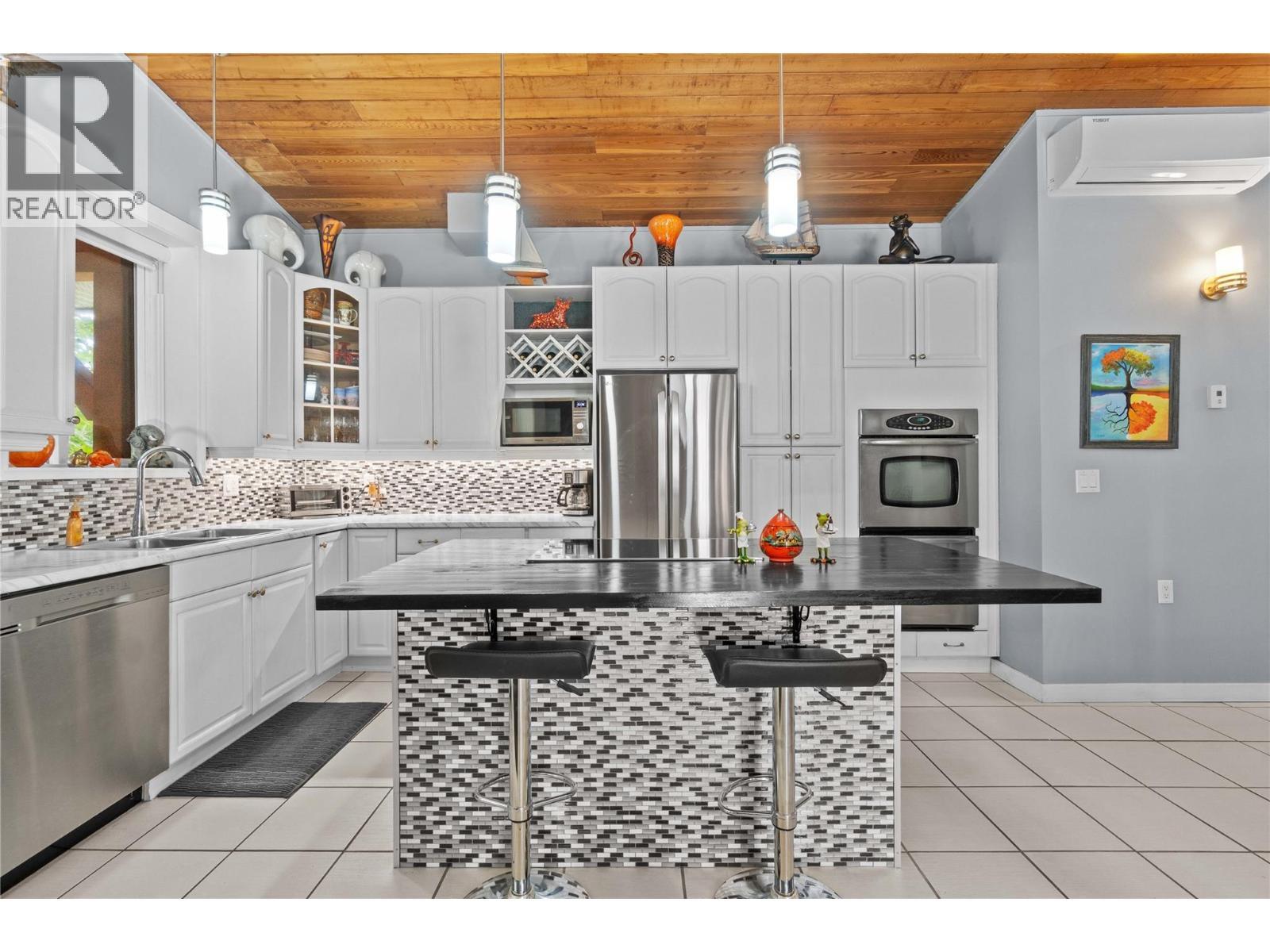 491 7 Street Se, Salmon Arm, BC - Indoor Photo Showing Kitchen With Upgraded Kitchen