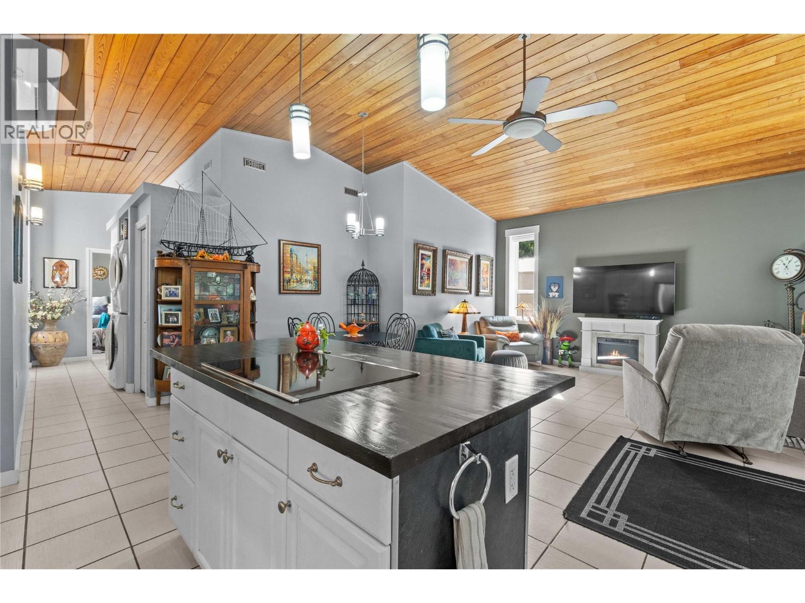 491 7 Street Se, Salmon Arm, BC - Indoor