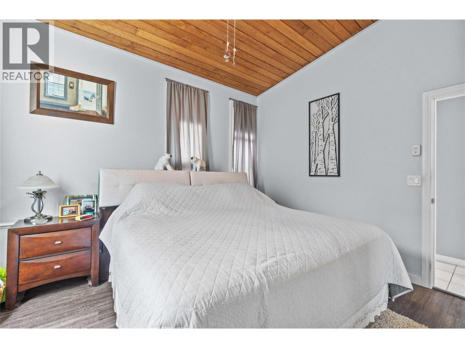 491 7 Street Se, Salmon Arm, BC - Indoor Photo Showing Bedroom