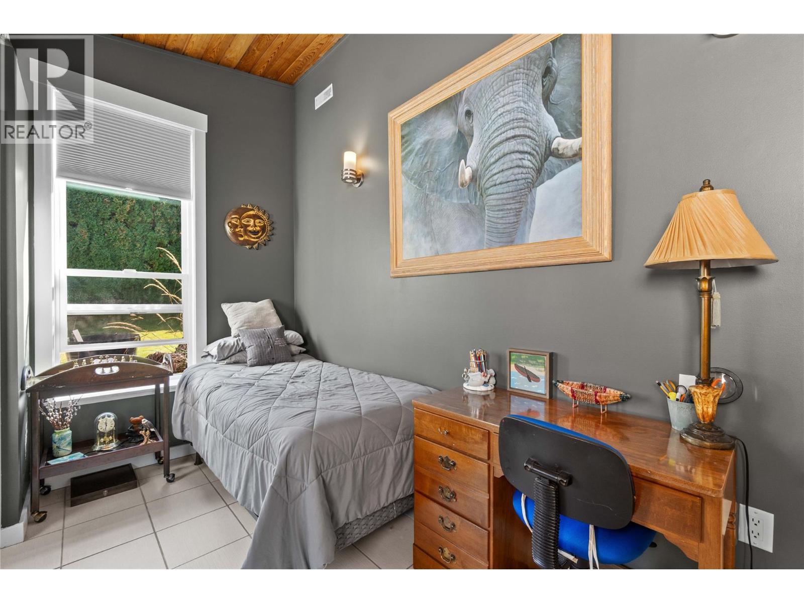 491 7 Street Se, Salmon Arm, BC - Indoor Photo Showing Bedroom