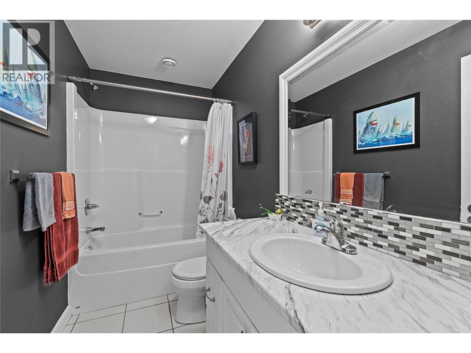 491 7 Street Se, Salmon Arm, BC - Indoor Photo Showing Bathroom