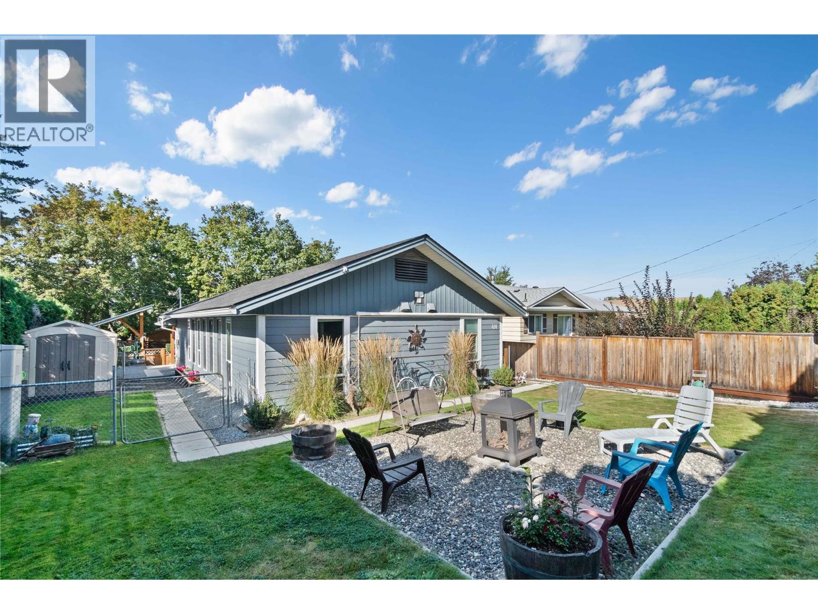491 7 Street Se, Salmon Arm, BC - Outdoor With Backyard