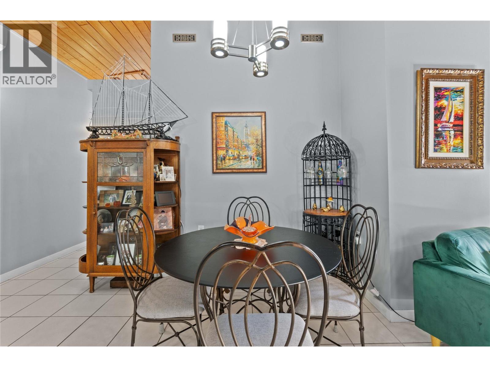 491 7 Street Se, Salmon Arm, BC - Indoor Photo Showing Dining Room