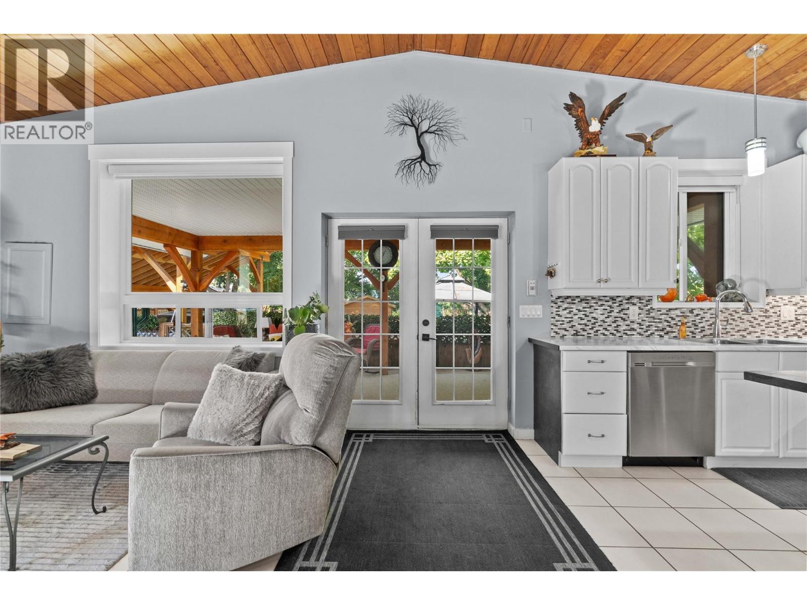 491 7 Street Se, Salmon Arm, BC - Indoor