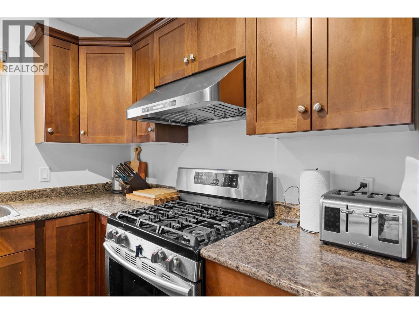 2003 Montego Street, West Kelowna, BC - Indoor Photo Showing Kitchen