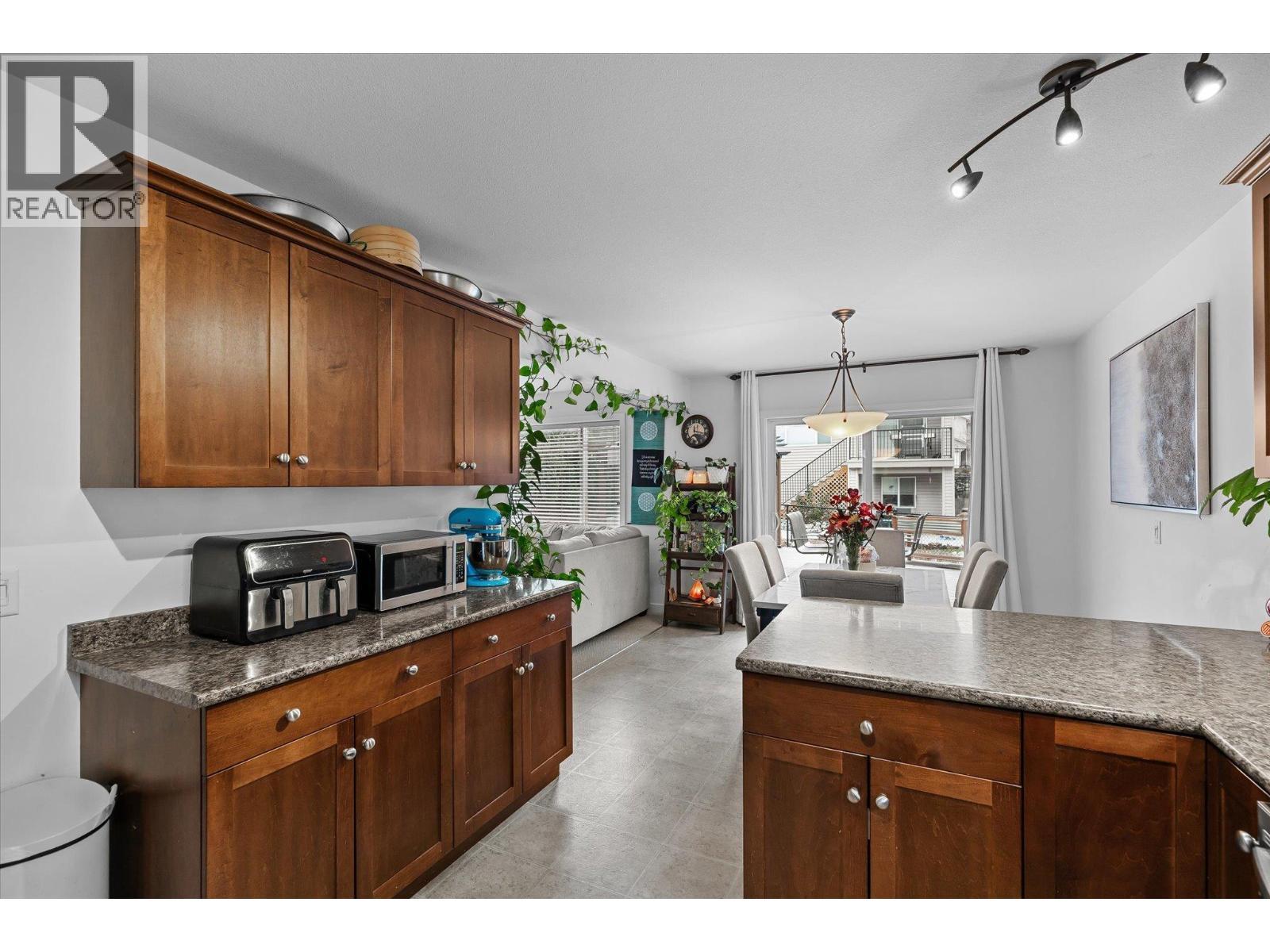 2003 Montego Street, West Kelowna, BC - Indoor Photo Showing Kitchen