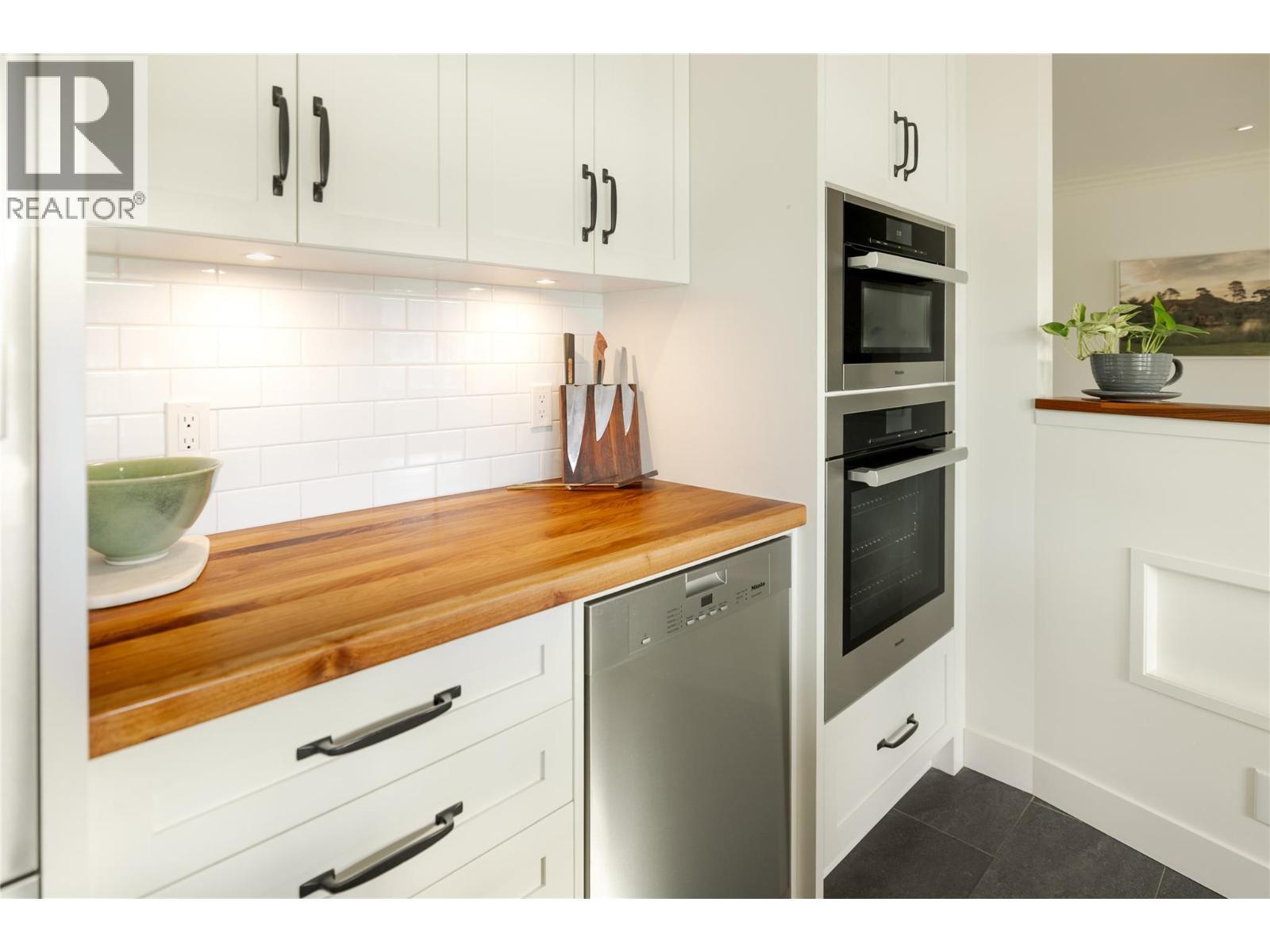 2901 Abbott Street Unit# 116, Kelowna, BC - Indoor Photo Showing Kitchen