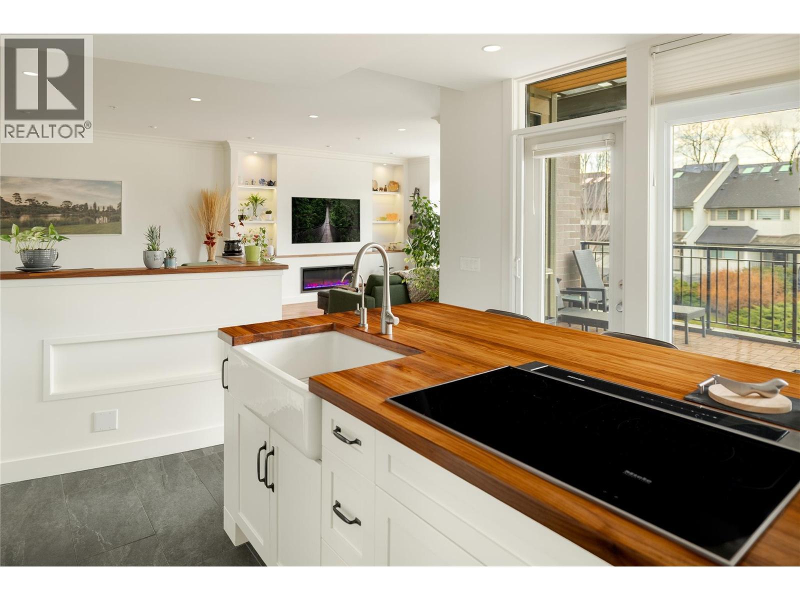 2901 Abbott Street Unit# 116, Kelowna, BC - Indoor Photo Showing Kitchen