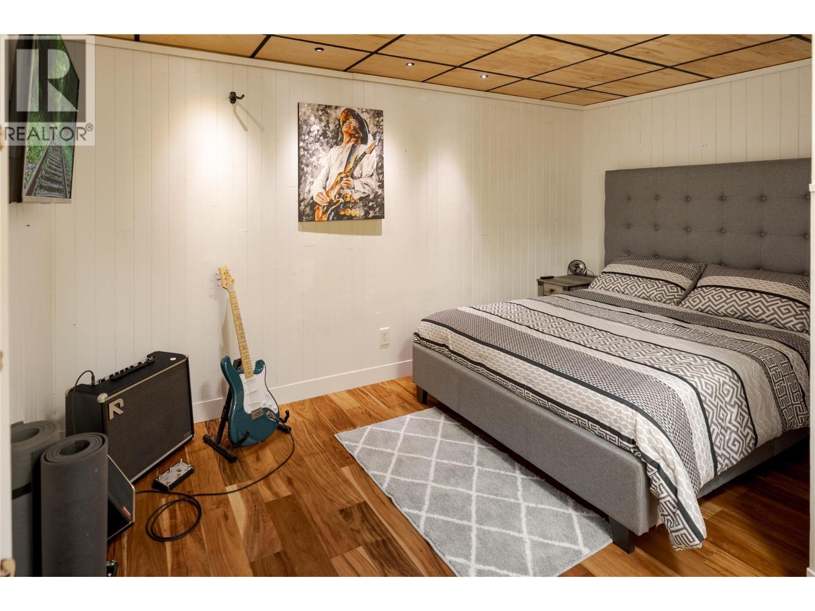 2901 Abbott Street Unit# 116, Kelowna, BC - Indoor Photo Showing Bedroom