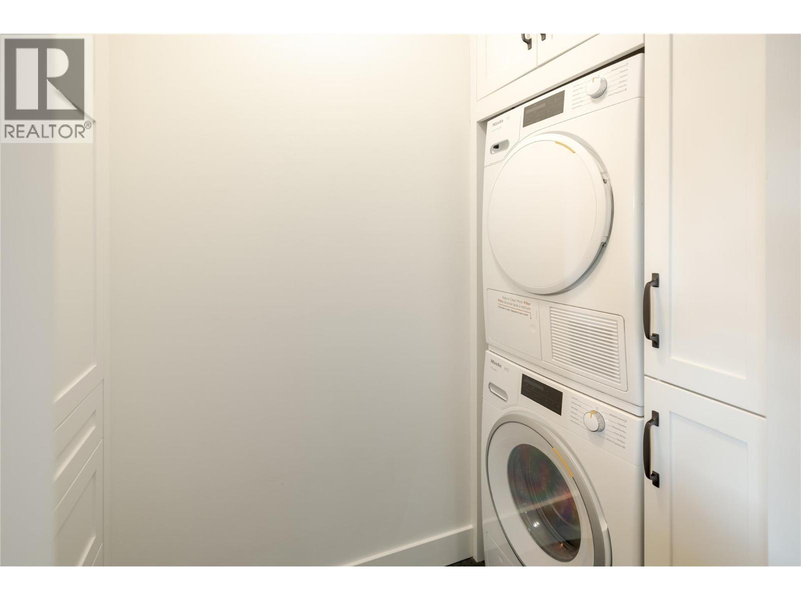 2901 Abbott Street Unit# 116, Kelowna, BC - Indoor Photo Showing Laundry Room