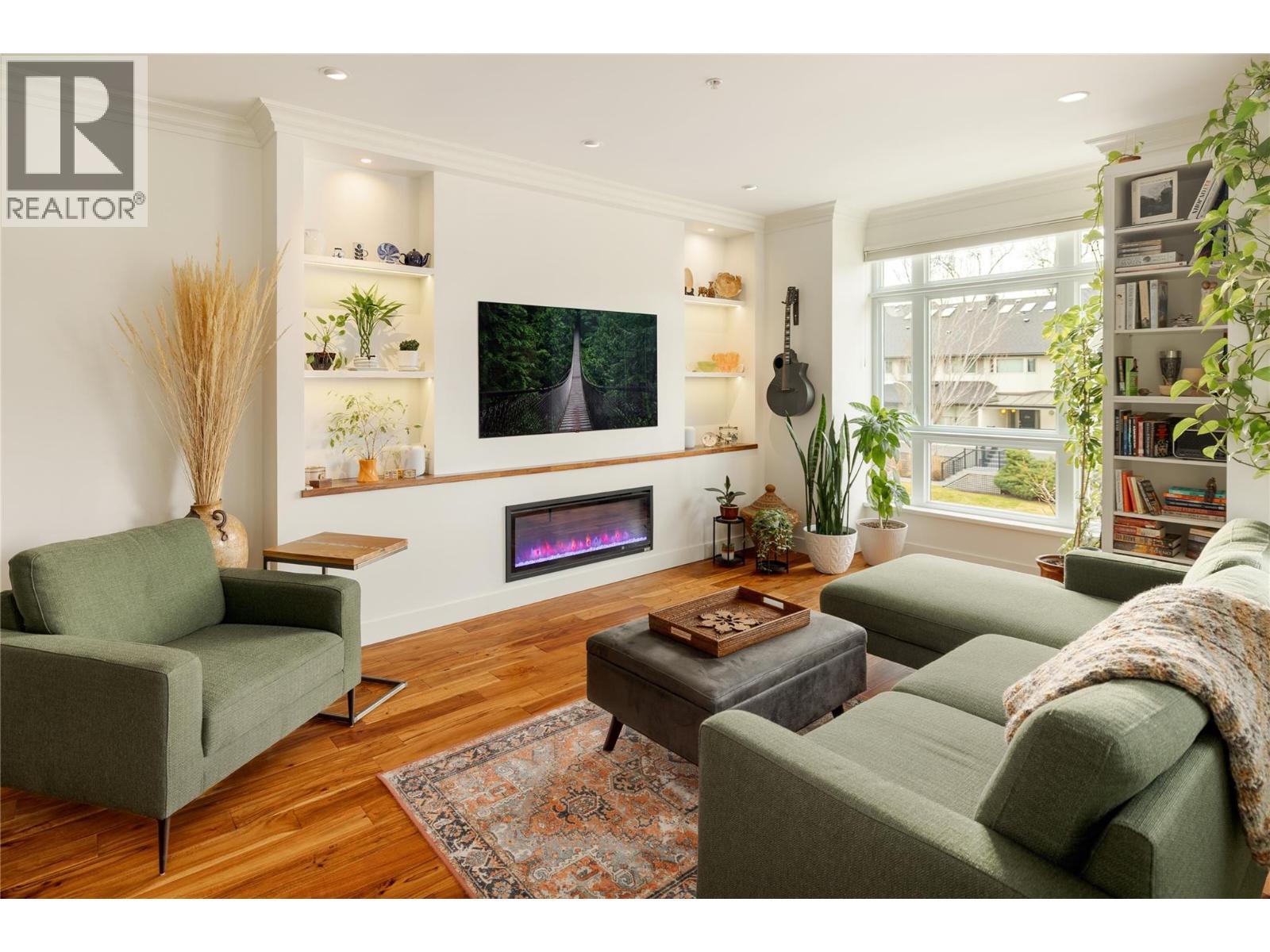 2901 Abbott Street Unit# 116, Kelowna, BC - Indoor Photo Showing Living Room With Fireplace