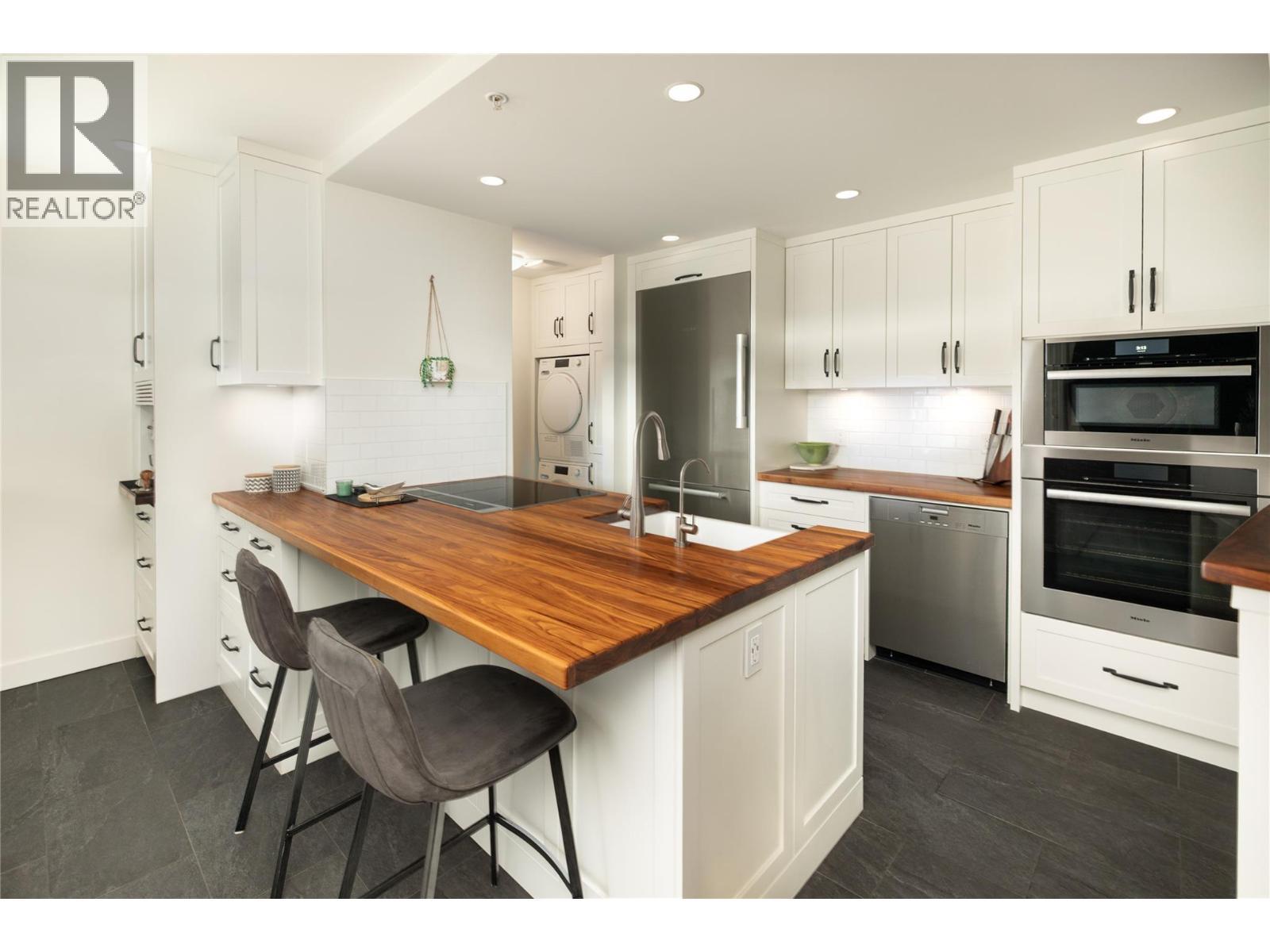 2901 Abbott Street Unit# 116, Kelowna, BC - Indoor Photo Showing Kitchen