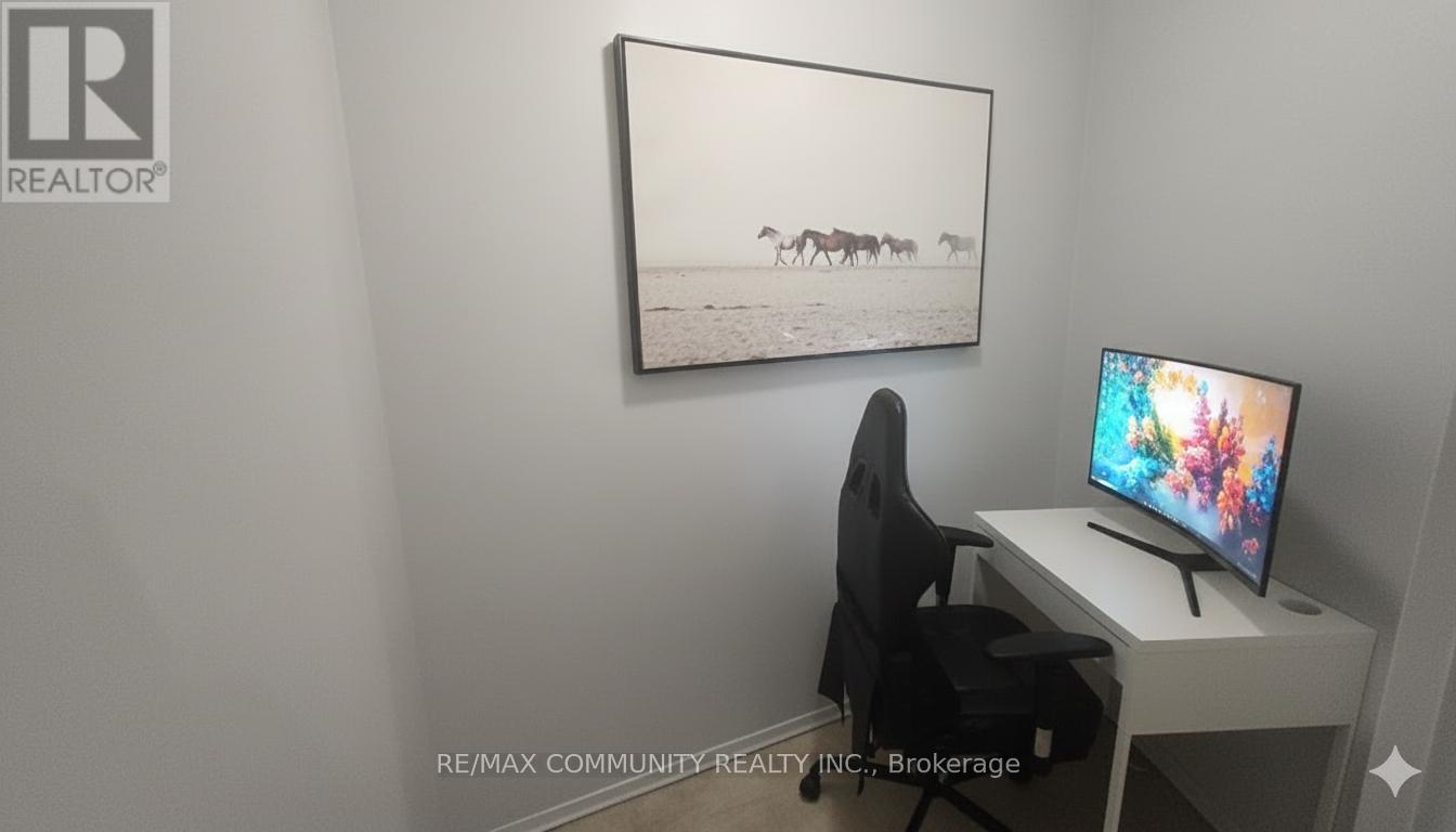 907 - 260 Davis Drive, Newmarket, ON - Indoor