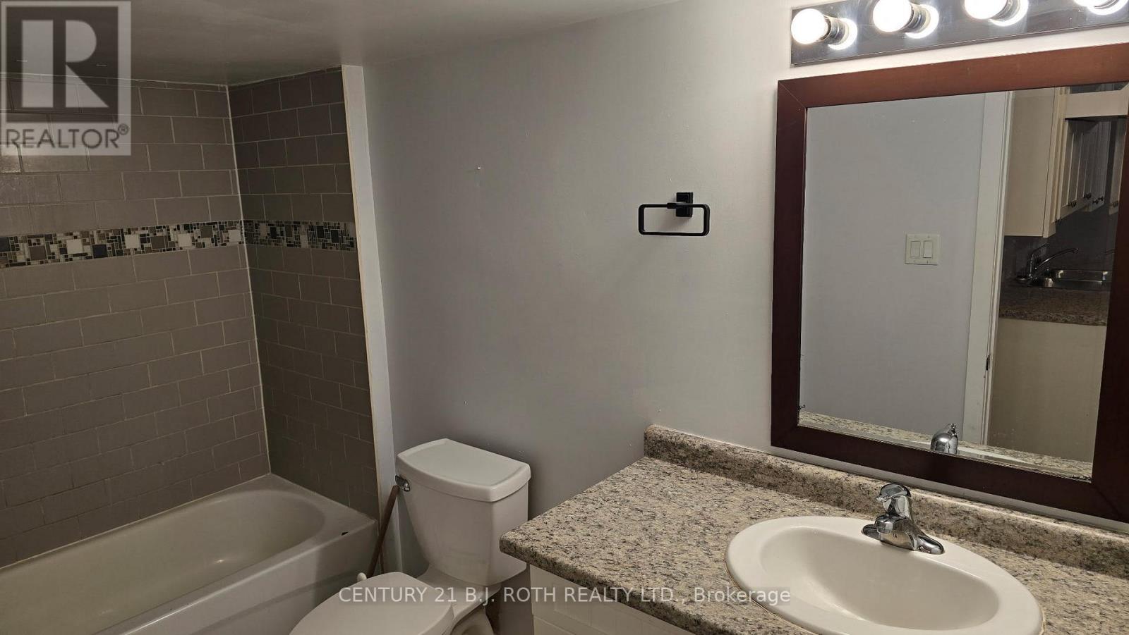 121 Cumberland Street, Barrie, ON - Indoor Photo Showing Bathroom